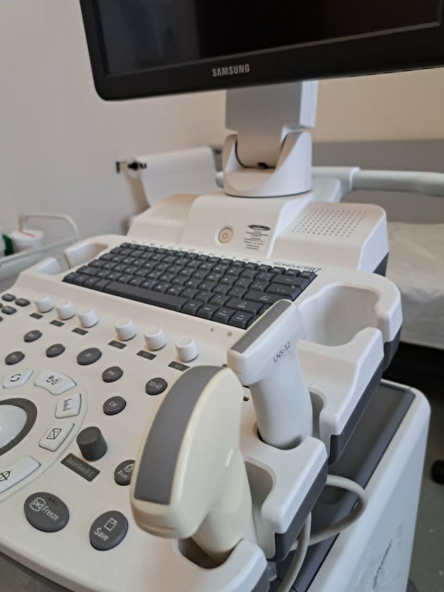 Használt SonoAce R7 típusú radiológiai ultrahang készülék tartozékokkal Használt SonoAce R7 típusú radiológiai ultrahang készülék tartozékokkal