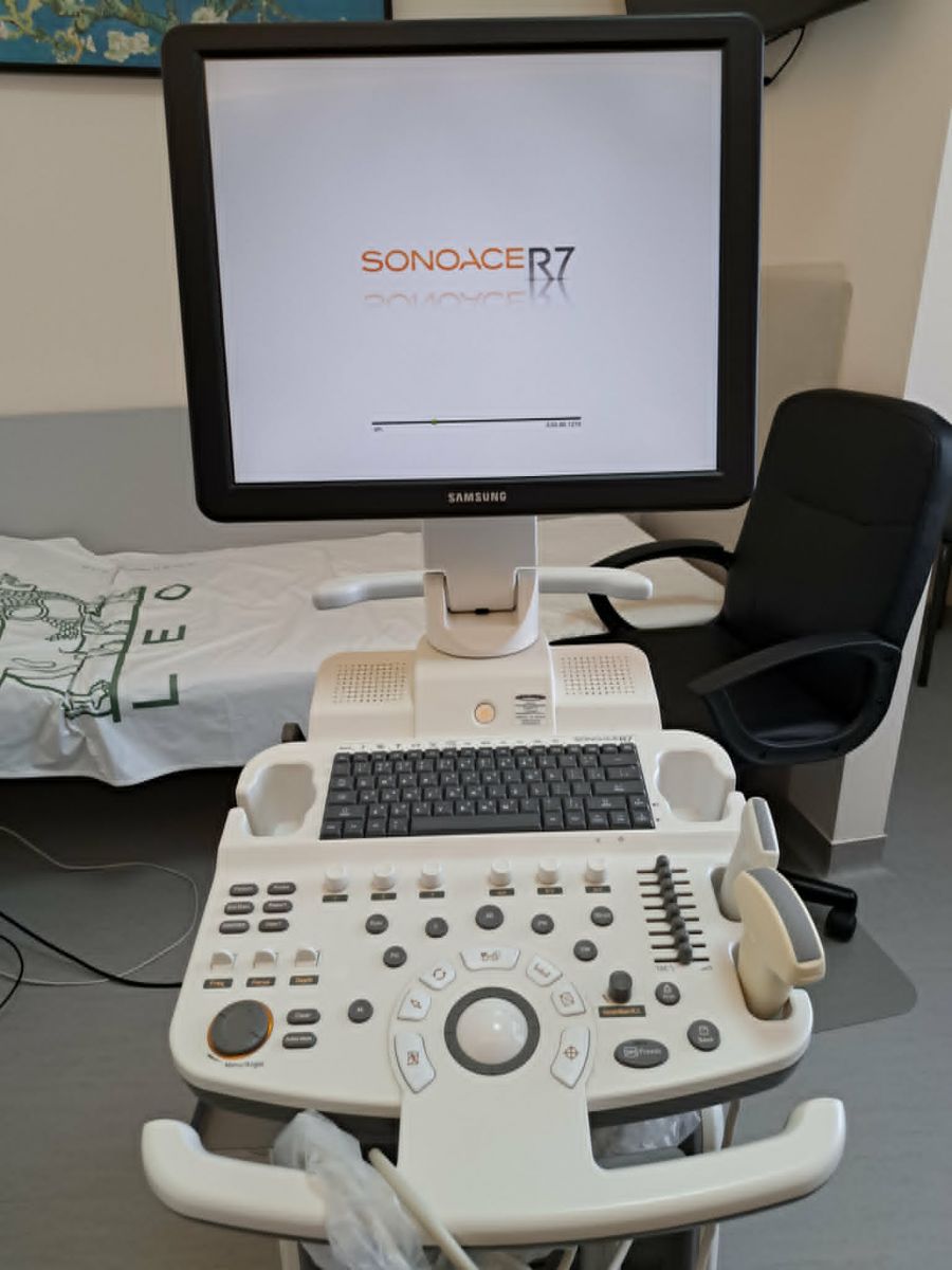 Használt SonoAce R7 típusú radiológiai ultrahang készülék tartozékokkal Használt SonoAce R7 típusú radiológiai ultrahang készülék tartozékokkal
