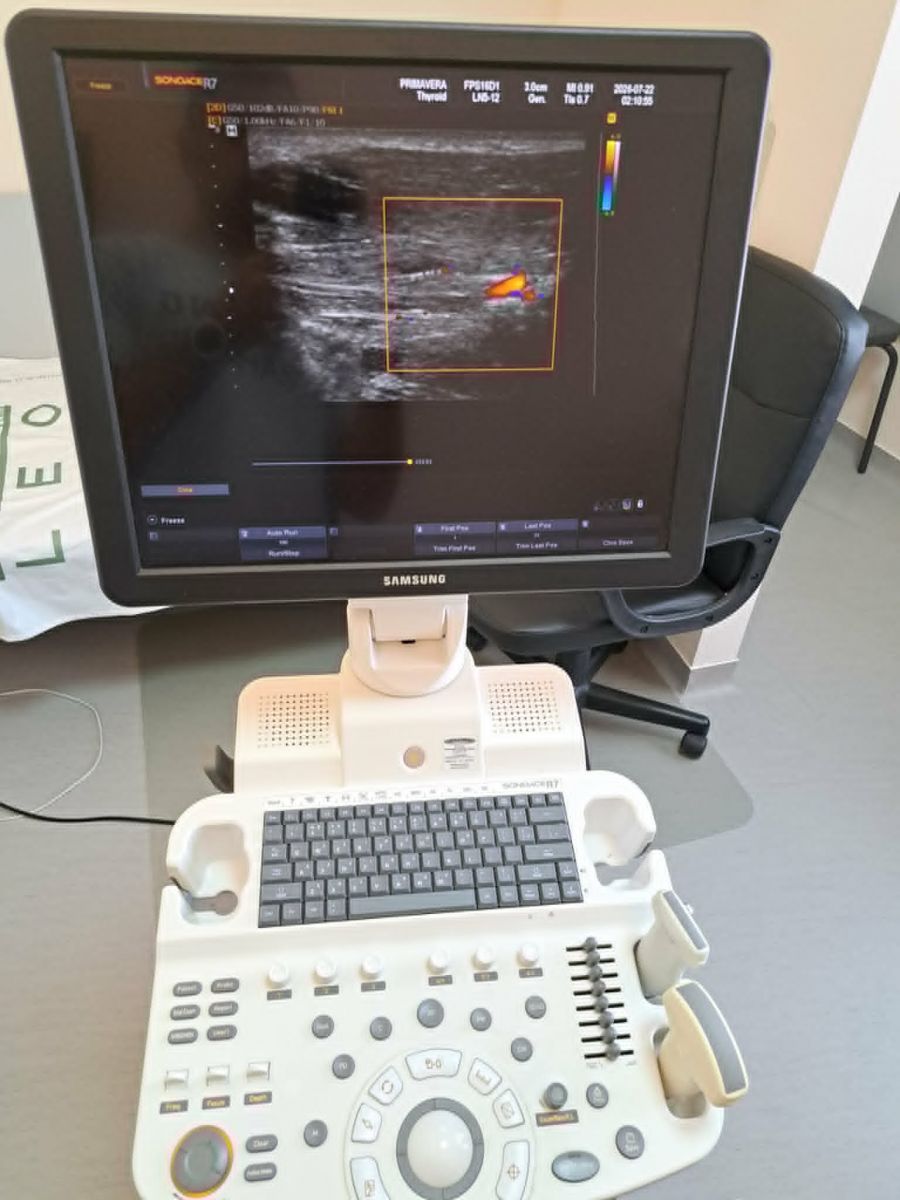 Használt SonoAce R7 típusú radiológiai ultrahang készülék tartozékokkal Használt SonoAce R7 típusú radiológiai ultrahang készülék tartozékokkal